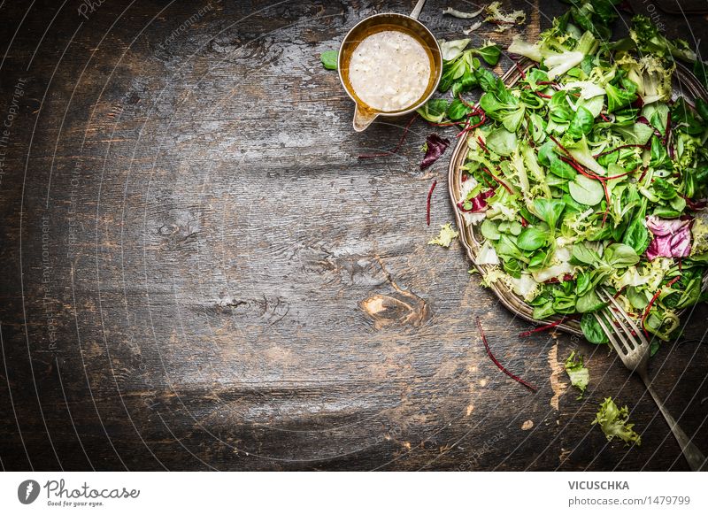 Frischer gemischter grüner Salat mit Öl -Dressing Lebensmittel Salatbeilage Kräuter & Gewürze Ernährung Mittagessen Abendessen Büffet Brunch Bioprodukte
