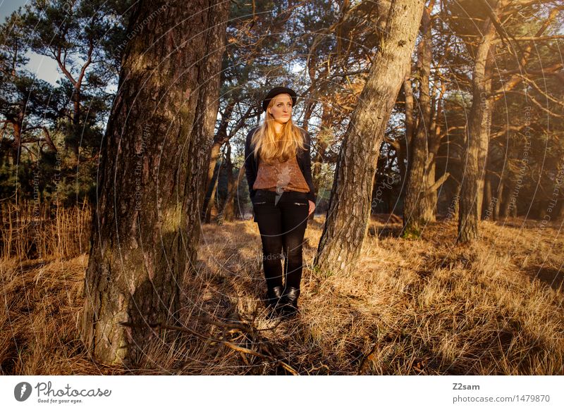 ..... steht im Walde ..... Lifestyle elegant Stil Junge Frau Jugendliche 18-30 Jahre Erwachsene Natur Landschaft Schönes Wetter Baum Mantel Stiefel Hut
