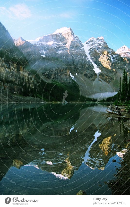 Die andere Seite Berge u. Gebirge See Wasser Oberfläche Glätte Spiegel durchsichtig ruhig Frieden Schnee Gipfel blau Schönes Wetter Blauer Himmel Wolken Alberta