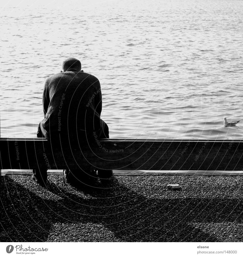 ::TAG 305:: Feiertag ruhig Pause Erholung warten Denken genießen sitzen Meer Ferne Mann Einsamkeit Schwarzweißfoto Wasser nachdenken elsone