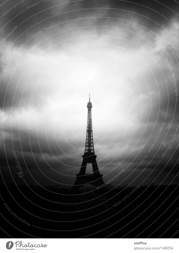 3..2..1..TAKEOFF! Paris Frankreich Tour d'Eiffel Weltausstellung Wolken dunkel bedrohlich Rakete Raketenstart außerirdisch beeindruckend schwarz weiß Spitze