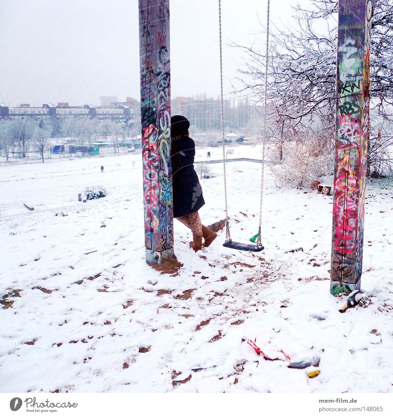 wartend im schnee angelehnt Frau Mantel Verabredung Verspätung Berlin Schaukel Schnee Neujahrsfest Januar Dezember Aufschrift Graffiti mehrfarbig kalt