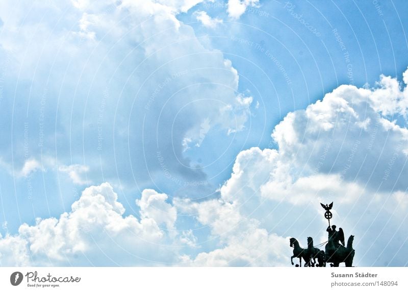 Himmelsreiter II Berlin Brandenburger Tor Sommer Physik heiß Wetter Meteorologie Wolken Altokumulus floccus Schweiß Hauptstadt Deutschland Pferd Denkmal