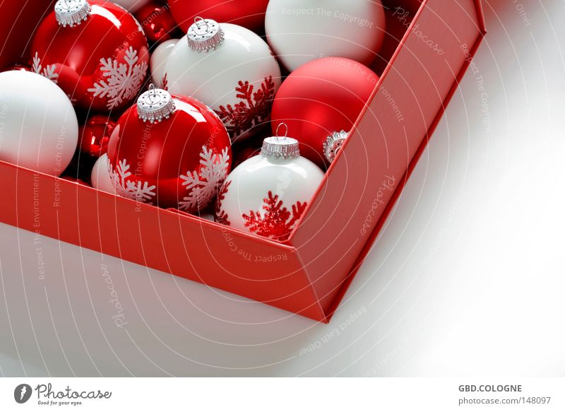 Christmas in a box Winter Dekoration & Verzierung Weihnachten & Advent Verpackung Glas Kugel glänzend hell rund rot weiß Christbaumkugel Baumschmuck Dezember