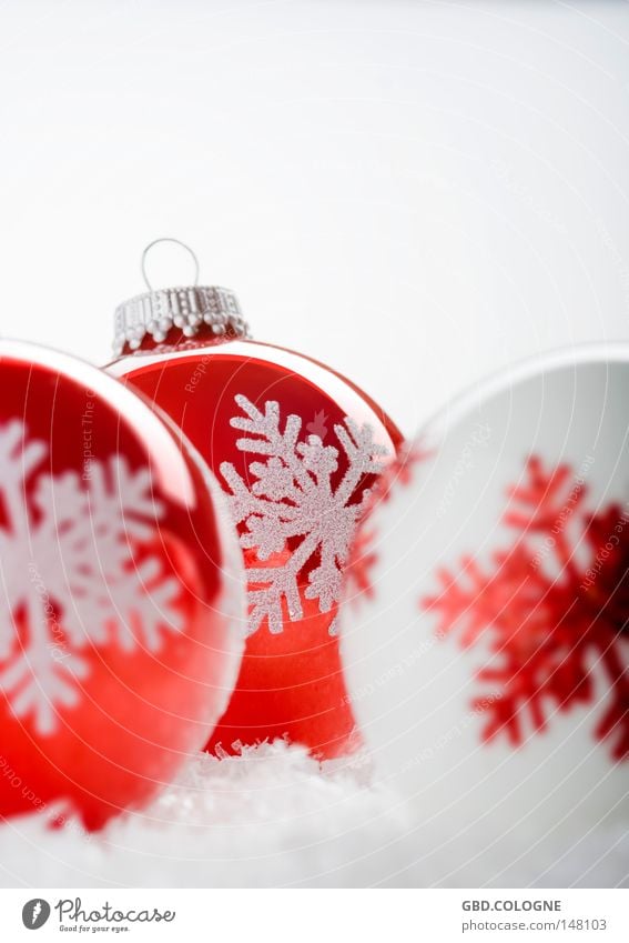 Der Countdown läuft... Stil Design Winter Schnee Dekoration & Verzierung Glas Kugel glänzend hell rund rot weiß Fröhlichkeit Vorfreude Begeisterung Kitsch