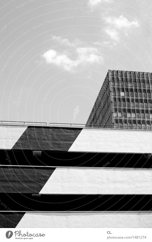 linie Himmel Wolken Schönes Wetter Stadt Stadtzentrum Hochhaus Parkhaus Bauwerk Gebäude Architektur Mauer Wand Fassade Fenster eckig Unendlichkeit