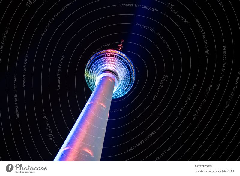 Abendgarderobe Berlin Nachtaufnahme Langzeitbelichtung schwarz zyan hell-blau rosa Metall Berliner Fernsehturm Scheinwerfer Lightshow Licht Turm Fernsehen Linie
