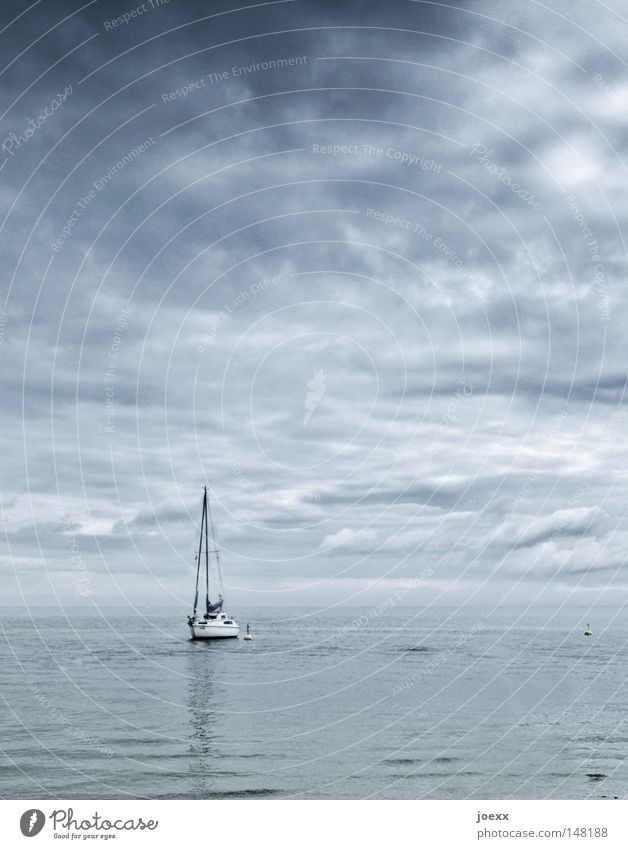 Angekommen angekettet schlechtes Wetter Wasserfahrzeug Einsamkeit Erholung Himmel Horizont Mast Meer ruhig See Segelboot Segelschiff Segeltörn Segeljacht Wolken