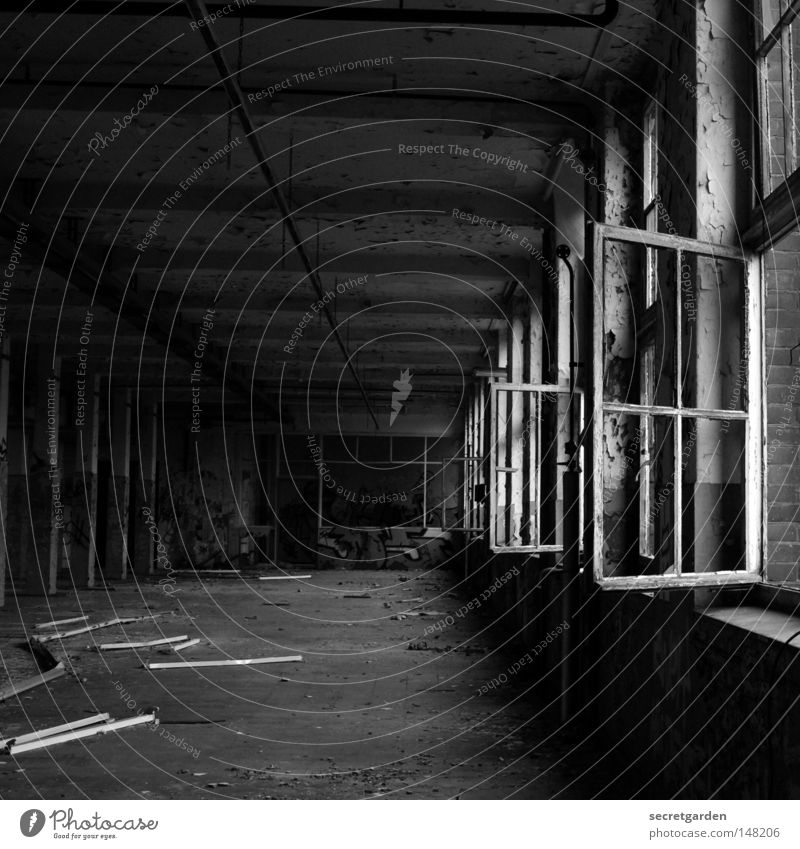 [H 08.2] durchzug. Ruine krumm verfallen Windzug Trennung Lüftung beobachten Fenster Öffnung Fensterrahmen Backstein Wand Mauer Hannover eckig Maschinenbau