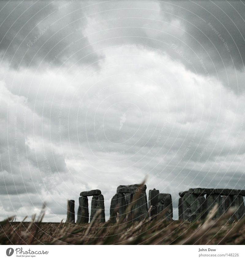 Stonehenge I Farbfoto Außenaufnahme Menschenleer Textfreiraum oben Kunst Kultur Natur Himmel Wolken Gewitterwolken Unwetter Wind Sturm Gras Wahrzeichen Denkmal