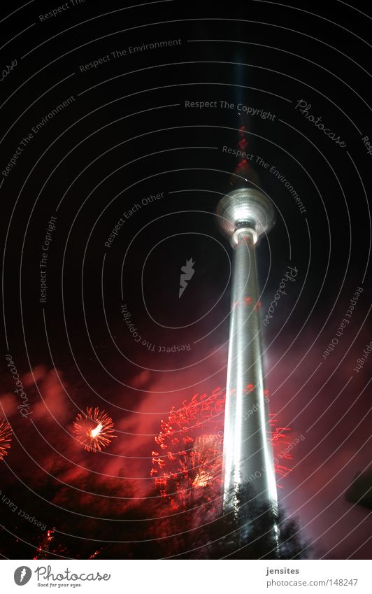 st. walter's night Berlin Nacht Berliner Fernsehturm Fernsehen Alexanderplatz dunkel Dynamik Beleuchtung rot Turm silber Spitze Baum Kugel Kuppeldach Brand