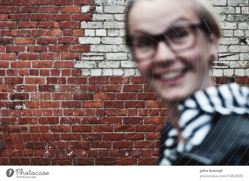 una.fotobombolina feminin Junge Frau Jugendliche Gesicht 1 Mensch 13-18 Jahre 18-30 Jahre Erwachsene Mauer Wand Backsteinwand Brille lachen springen Coolness