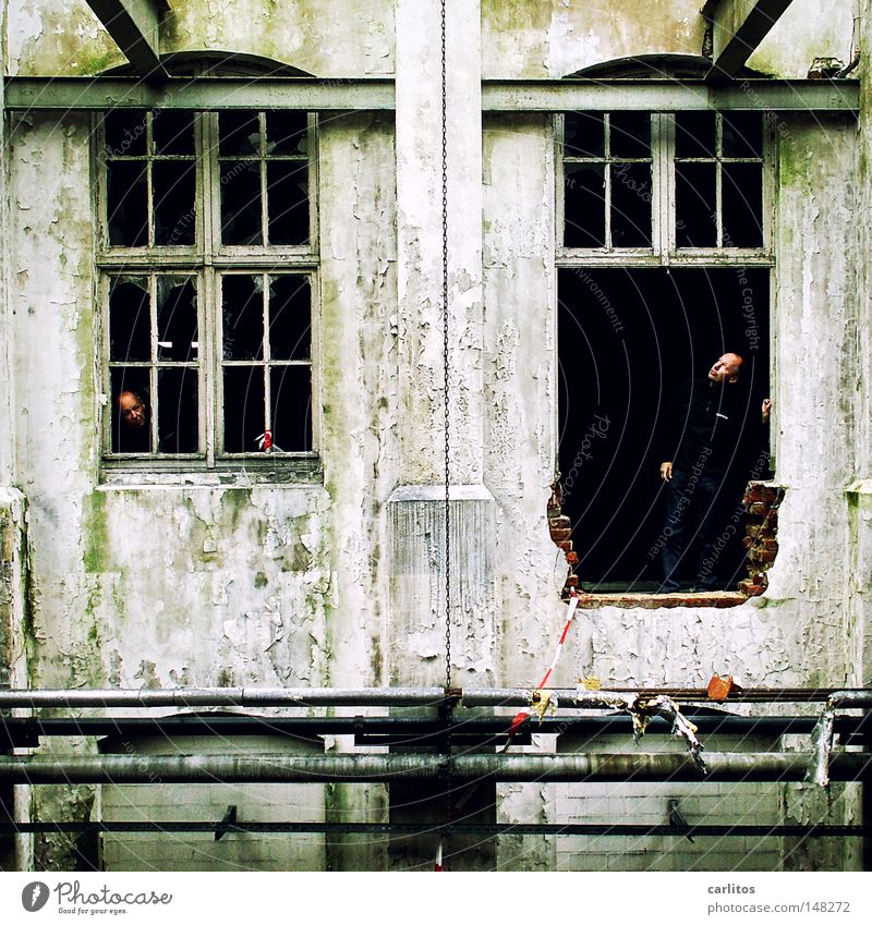 [H 08.2] neugierig Ruine krumm verfallen Neugier beobachten Fenster Öffnung Fensterrahmen Wand Mauer eckig Maschinenbau Fabrik Produktion Demontage Zerreißen