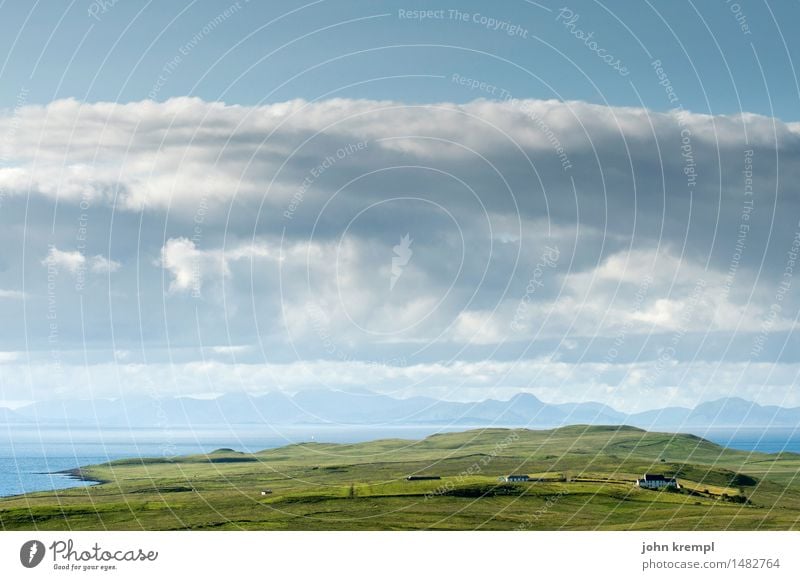 Sky über Skye Landschaft Himmel Wolken Gras Hügel Küste Bucht Nordsee Meer Isle of Skye Schottland Einfamilienhaus Glück maritim blau grün Zufriedenheit