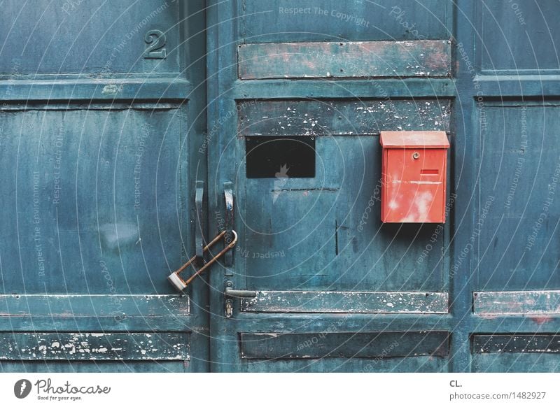 nummer 2 Haus Industrieanlage Fabrik Tür Namensschild Briefkasten Eingang Tor Schloss Ziffern & Zahlen alt dreckig blau rot Sicherheit Schutz Häusliches Leben