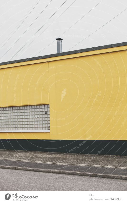 gewerbegebiet Industrie Himmel schlechtes Wetter Haus Gebäude Architektur Mauer Wand Fenster Schornstein Straße trist gelb grau Farbfoto Außenaufnahme