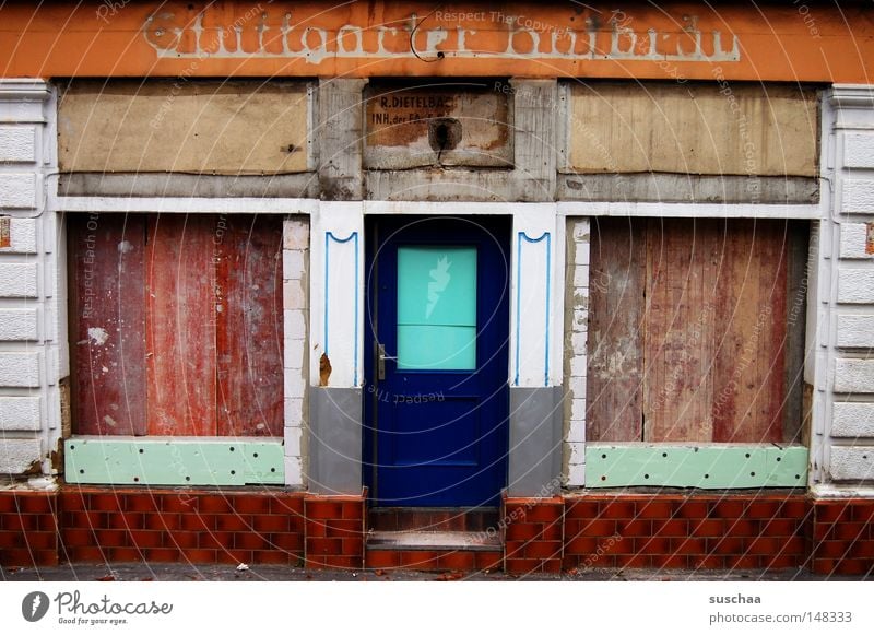 heute geschlossen .. Ladengeschäft Bruchbude Baracke Schaufenster Hütte morsch labil Verfall verfallen Stuttgart Vergänglichkeit Wohnung geschlosen vernagelt