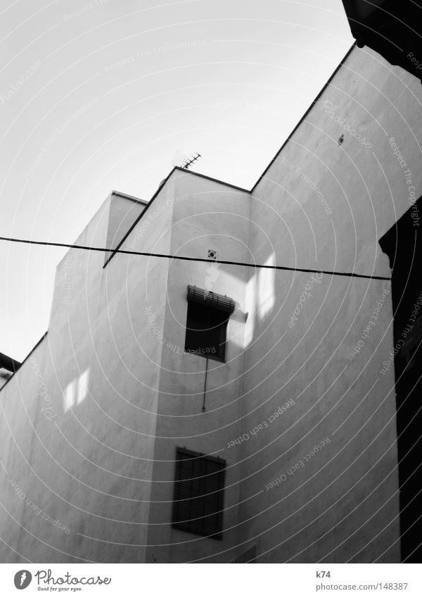 Zeitfenster II Haus Fenster Wohnung Wand Rollo Jalousie Antenne Dach Etage Nachbar Kabel Hochspannungsleitung Leitung Licht Schatten