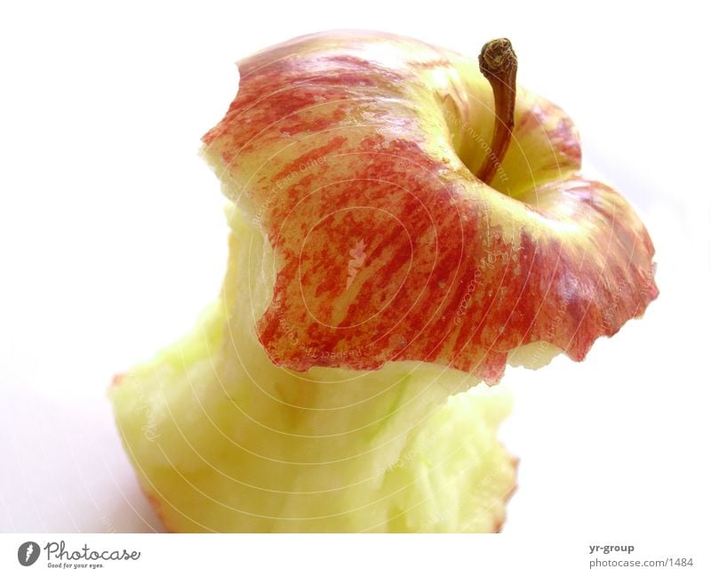 angebissener Apfel rot frisch ködern Stillleben fein Geschmackssinn genießen Ernährung Gesundheit schön Proviant lecker Pflanze Naturprodukt Landwirtschaft