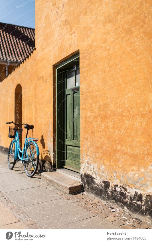 At home Fahrradtour Sommer Häusliches Leben Wohnung Altstadt Haus Einfamilienhaus Bauwerk Gebäude Mauer Wand Fassade Tür Fahrzeug alt retro schön Stadt gelb