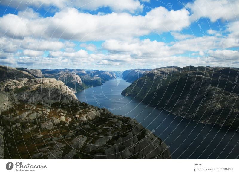 Meeresarm Fjord Lysefjord Norwegen ruhig Berge u. Gebirge Einsamkeit blau Küste Berghang Felsen Geröll Wasser frei Freiheit Wolken Himmel Haufen Natur Wunder