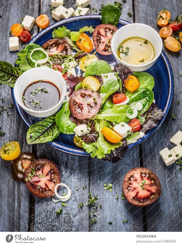 Gesunder Mix-Salat mit Essig , Oliven Öl und bunte Tomaten Lebensmittel Gemüse Salatbeilage Kräuter & Gewürze Ernährung Mittagessen Büffet Brunch Bioprodukte
