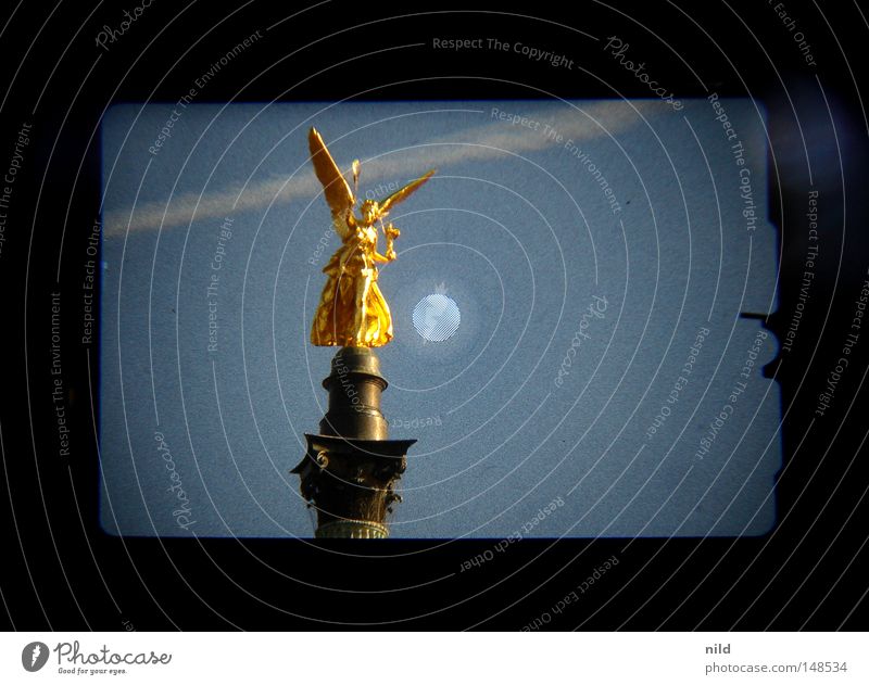 Isarstadt (Analog-digital) Himmel himmelblau Kondensstreifen Symmetrie Sucher Statue Bayern Wahrzeichen Denkmal Engel anlog Digitalfotografie filmig lichtmesser