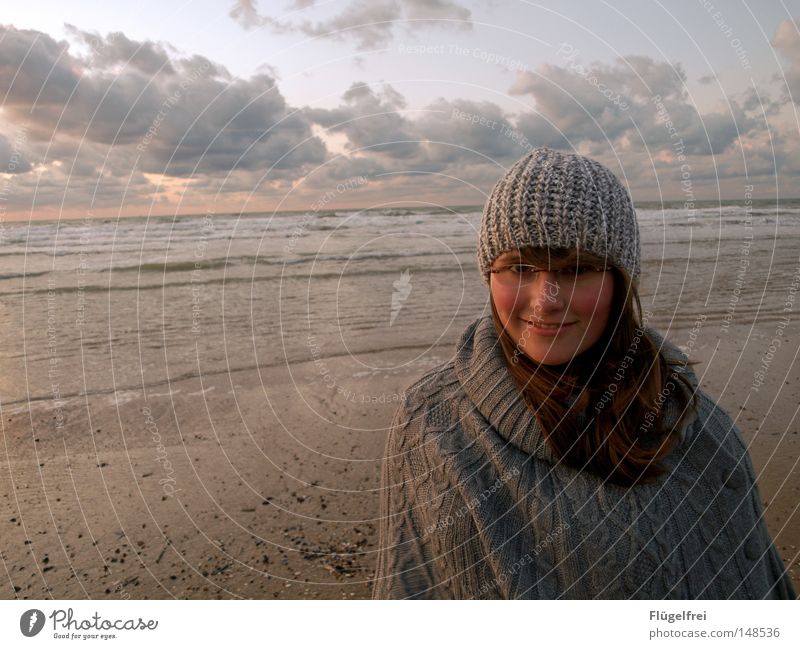 Ein Tag ohne Lächeln ist ein verlorener Tag Freude Glück Haare & Frisuren Zufriedenheit Freiheit Strand Meer Wellen feminin Jugendliche Sand Himmel Wolken