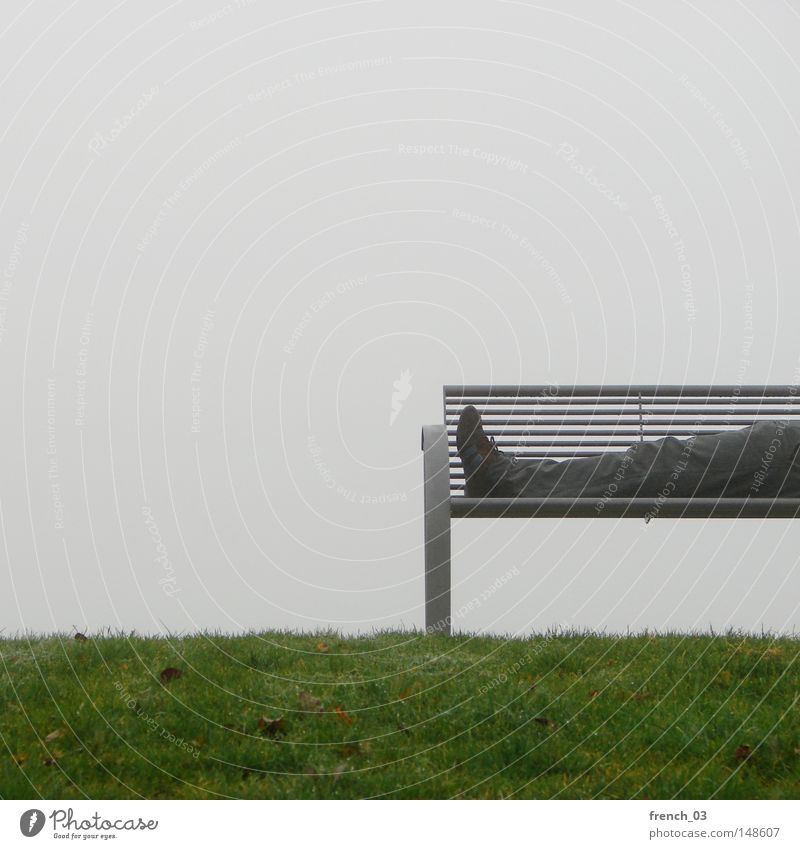 Bankenkrise Beine Fuß Schuhe Hose grau kalt nass feucht Nebel Gras Rasen Sportrasen Wiese grün England Schottland Herbst Dunst liegen Liege Metall Metallwaren