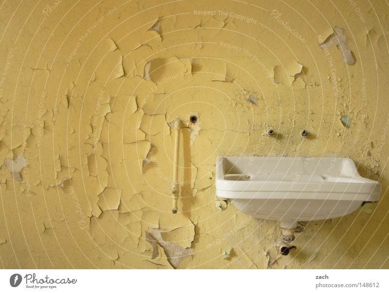 Pimp my Waschbecken Bad Tapete Verfall abblättern gelb streichen Renovieren Klempner Installateur Möbel antik leer rustikal Graffiti verfallen verfaulen