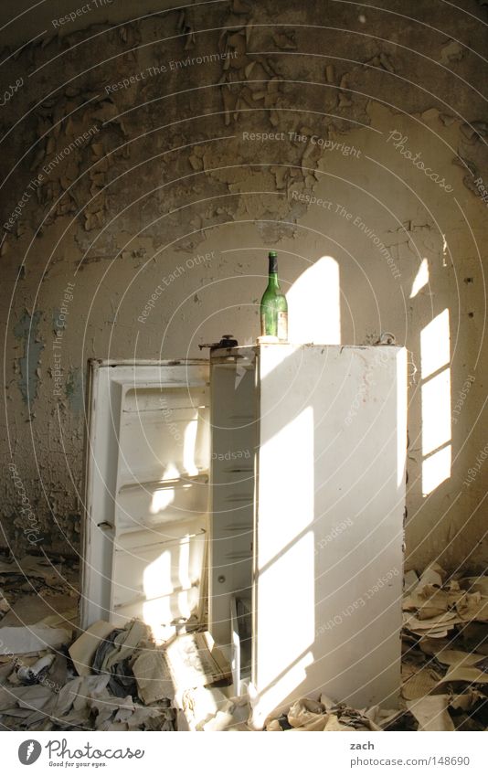 Schatz, geh ma bei Aldi Kühlschrank antik leer rustikal Weinflasche kühlen verfallen Inhalt Rost Elektrisches Gerät Ruine Vergänglichkeit Technik & Technologie