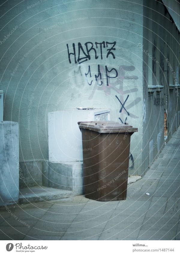 arbeitslosigkeit und stadtlandschaftsästhetik Arbeitslosigkeit Müllbehälter Graffiti Abstellplatz trist Biomüll Bürgersteig Hartz 4 Hartz IV Haus Gebäude