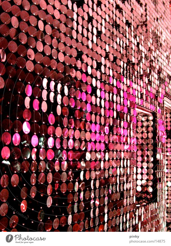 GlamGLowGLitter Siebziger Jahre Sechziger Jahre retro Vorhang rosa purpur glänzend Architektur Metall silber Funkel Glam Rock Space