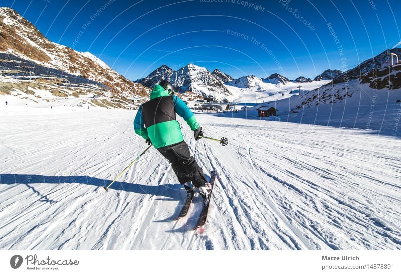 Skifahrer 2 Sport Wintersport Sportler Skifahren Skier Skipiste maskulin Junger Mann Jugendliche 1 Mensch Umwelt Natur Himmel Schönes Wetter Hügel Felsen Alpen