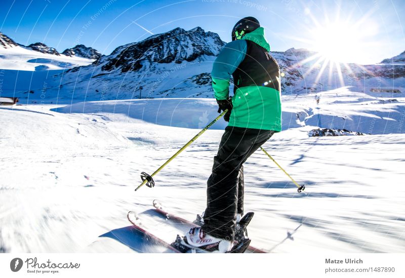 Skifahrer 3 Sport Wintersport Sportler Skifahren Skier Skipiste Mensch maskulin Junger Mann Jugendliche 1 Umwelt Natur Sonne Sonnenlicht Schönes Wetter Schnee