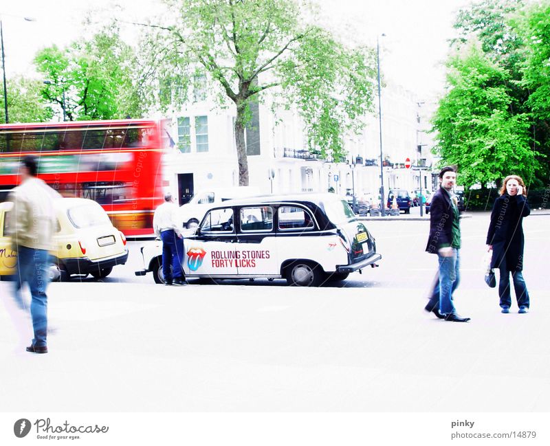 An einem Sonntag im Mai London Taxi Fußgänger Baum gehen Spaziergang Großbritannien Europa Bus laufen ein Augenblick