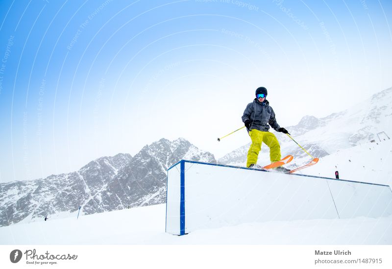 Grind auf der Box Sport Skifahren Skier Skipiste maskulin 1 Mensch Umwelt Winter Klima Schnee Schneefall Hügel Felsen Alpen Berge u. Gebirge Funpark Gipfel