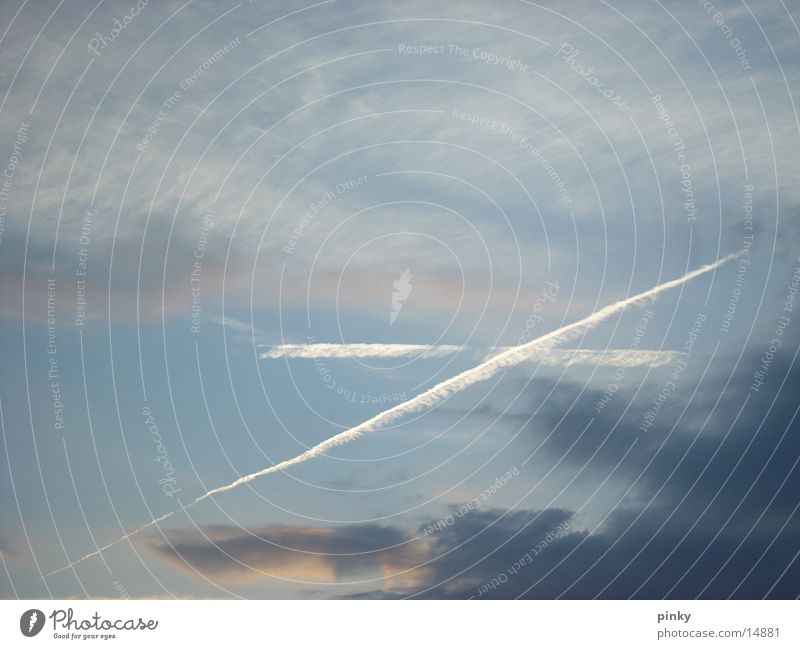 zeichen am himmel Flugzeug Kondensstreifen Linie Himmel blau Rücken Sign