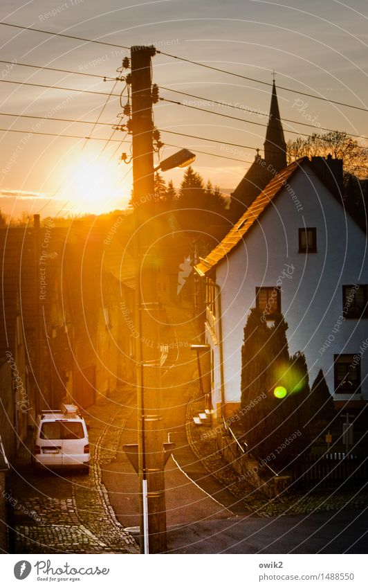 Abendland Straßenbeleuchtung Strommast Kabel Gonna Sachsen-Anhalt Deutschland Harz Dorf bevölkert Haus Kirche Gebäude Kirchturm Fassade Fenster