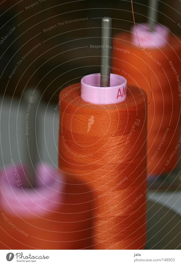 teamwork Nähgarn Spule Nähen Rolle Fabrik orange Nähmaschine Schnur Nadel mehrfarbig wickeln umwickelt aufgewickelt Baumwolle abwickeln dünn fein lang Muster