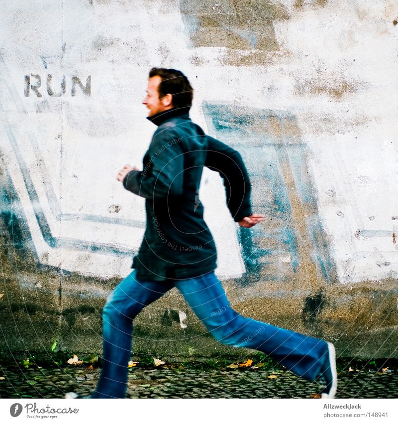 BLN08 | Kalle rennt laufen Laufsport Sprinter gehen Flucht flüchten Mauer Wand Graffiti Angst Panik Spielen Mann run rennen
