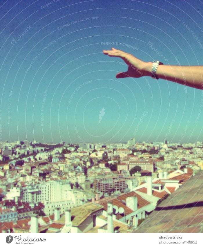 Lisboa Lissabon Stadt Hand Aussicht Himmel Verlauf türkis Ferne Portugal Horizont Landschaft Haus Dach blau azul Bewegung