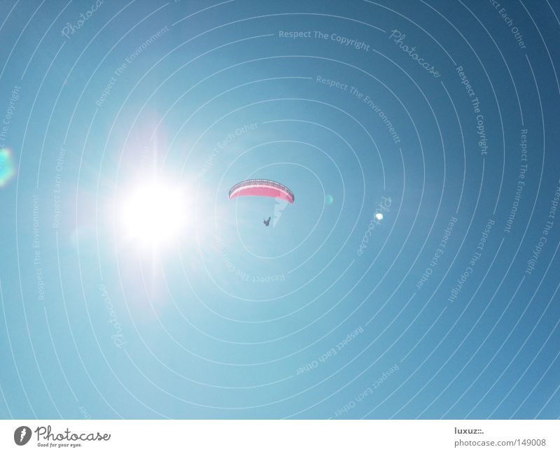 Spiel mit dem Feuer Gleitschirmfliegen Fallschirm Sonne heiß hoch Sport gefährlich Spielen Himmel (fallschirm) Fluggerät dings zum fliegen blau bedrohlich uv