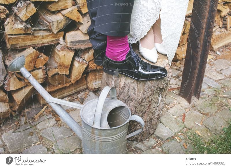 Brautpaarfüße auf Holz an Gießkanne Hochzeit Frau Erwachsene Mann Paar Partner Schuhe Lebensfreude Vertrauen Geborgenheit Einigkeit Zusammensein Verliebtheit
