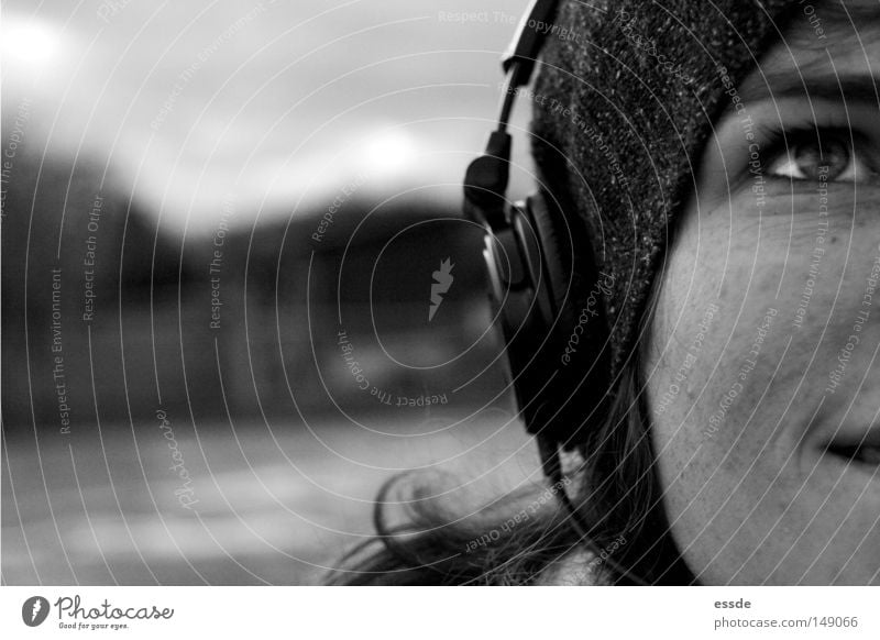 audiovergnügen Schwarzweißfoto Außenaufnahme Textfreiraum links Starke Tiefenschärfe Zentralperspektive Blick nach oben Freude Glück Erholung Musik Frau