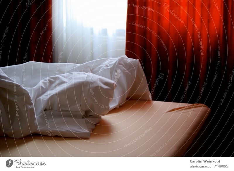Hotel. Bett Vorhang Gardine Morgen wecken aufstehen Schlafmatratze Bettlaken Decke Falte Raum Örtlichkeit Licht Schatten Hotelzimmer verschlafen Hotelbett