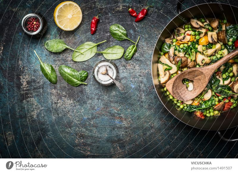 Gedämpftes gesundes Gemüse in Kochtopf mit Zutaten Lebensmittel Kräuter & Gewürze Öl Ernährung Mittagessen Abendessen Festessen Bioprodukte