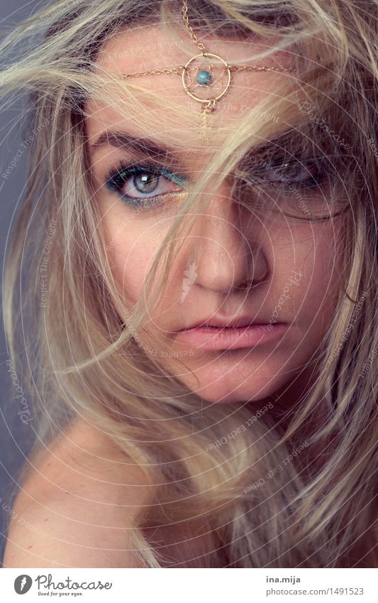 weibliches Gesicht mit blonden Haaren, Kopfschmuck und hellen Augen Mensch feminin Junge Frau Jugendliche Erwachsene Haare & Frisuren 1 18-30 Jahre 30-45 Jahre