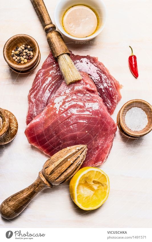 Thunfischsteak marinieren zum Kochen oder Grill Lebensmittel Fisch Kräuter & Gewürze Öl Ernährung Mittagessen Festessen Bioprodukte Diät Gesunde Ernährung Tisch