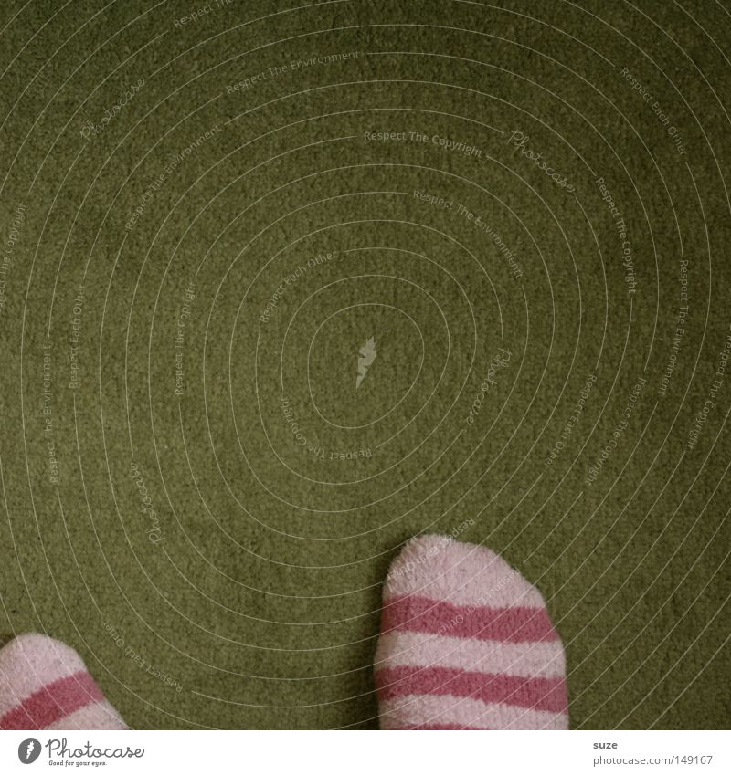 Auf dem Teppich geblieben Strümpfe rosa Streifen gestreift grün stehen standhaft Wiese Bodenbelag Fuß Detailaufnahme Kinderzimmer abgesockt